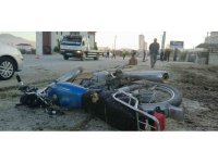 Otomobile çarpan motosikletli yaralandı