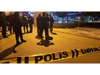 Motosikletli kasklı şüpheli, sokak ortasında bir kişiyi başından vurarak öldürdü