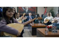 Adana Emniyet Müdürüne, saz kursunu bitiren kızlardan mini konser