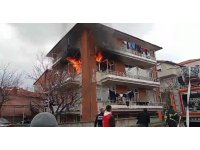 Eşine kızıp çocuğunun da içerisinde bulunduğu evi ateşe vermiş