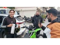 İlk kez ceza yedi, ceza makbuzuyla hatıra fotoğrafı çektirdi