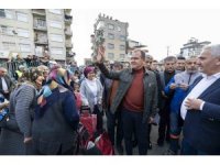 Başkan Seçer, pazar yerini gezdi, vatandaşları dinledi