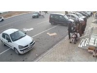 Otomobille çarpışan motosikletteki 2 kişi ağır yaralandı