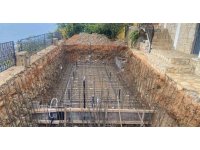 Havuz inşaatında çalışan işçi yüksekten düşerek yaralandı