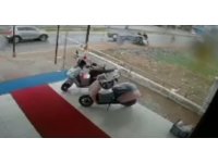 Yoldan çıkan otomobil kaldırımdaki bebek arabalı yayalara çarptı: 3 yaralı