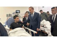 Isparta Valisi Erin kaza sonrası güvenli iniş yapan helikopterdeki 2 askeri hastanede ziyaret etti