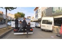 Mersin’de kamyonetin arkasına asılan çocukların tehlikeli yolculuğu