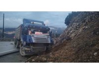 Isparta’da tır ve otomobil kafa kafaya çarpıştı: 3 yaralı