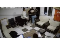 Öfkeli anne, kızının taciz şüphelisini arkadaşıyla birlikte tekme tokat dövdü