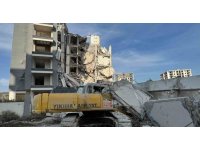 11 katlı binanın yıkımında iş makinesi operatörü yaralandı