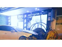 Kontrolden çıkan otomobil iş yerine daldı