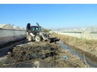 Akdeniz Belediyesi, sulama kanallarında temizlik ve ıslah çalışması yaptı