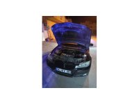 Polisten kaçan şüpheliler aracın kaputuna sakladıkları silah ve uyuşturucuyla yakalandı