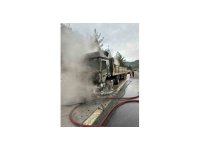 Tarsus’ta seyir halindeki tırın dorsesi yandı