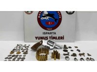 Isparta’da kaçak tarihi eserler ve silahlar ele geçirildi