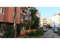 Ağaç budarken bütün mahallenin elektriğini kesti, elektronik cihazlarını yaktı