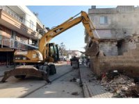 Akdeniz Belediyesi metruk binaları yıkıyor
