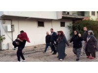 Alev alev yanan ev küle döndü, fenalık geçiren kardeşini kucağında taşıdı