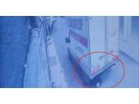 Kamyonetin yaşlı adamı ezdiği feci kaza kamerada