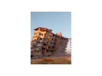 Hatay’da 8 katlı binanın yerle bir olduğu anlar kamerada