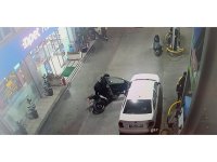 Otomobilin açılan kapısına çarpan motosiklet sürücü hastanelik oldu