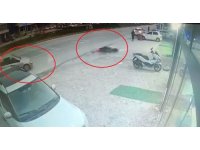 Otomobille çarpışan motosikletli metrelerce sürüklendi: O anlar kamerada