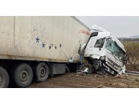 Otoyolda kontrolden çıkan tır kaza yaptı: 1 kişi yaralandı