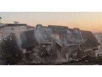 Hatay’da 5 katlı binanın kontrollü yıkımı kameraya yansıdı