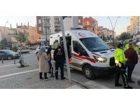 Bisiklet sürücüsü çocuk araca çarpmamak için bisikleti devirdi