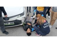 İki araçla birden çarpışan motosiklet sürücüsü ölümden döndü