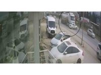 Film sahnesini aratmayan korku dolu dakikalar kamerada: Beton mikseri otomobili metrelerce sürükledi