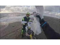 Motosikletiyle yakaladığı yaralı martıya can oldu