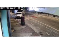 Hafif ticari araç park halindeki otomobile çarptı, ortalık savaş alanına döndü