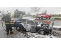 Park halindeki Tofaş, şiddetli yağmura rağmen yanarak kullanılamaz hale geldi