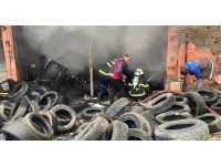 Kırıkhan’da lastikçi dükkanı alevlere teslim oldu