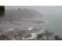 Antalya’da yağmur trafiği aksattı, Konyaaltı Sahili sisle kaplandı