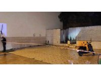 Yağmur sebebiyle kayan toprak binaya zarar verdi