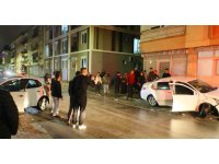 Antalya’da iki otomobil sokak keşiminde çarpıştı: 2 yaralı