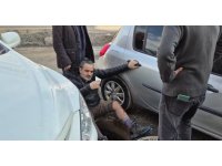 İskenderun’da kanalizasyon çukuruna düşen adamı esnaf kurtardı