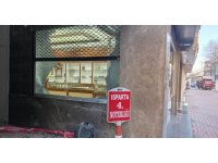 Isparta’da kuyumcudaki soygun girişimi cama takıldı