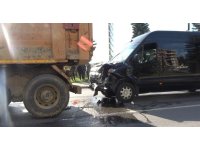 Alanya’da minibüs, hafriyat aracına arkadan çarptı: 2 yaralı