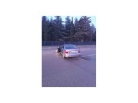 Yağmur sebebiyle kayganlaşan yolda otomobil bariyerlere çarptı: 1 yaralı