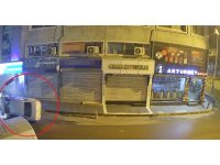 Kaldırıma çıkan otomobilin direğe çarparak yan döndüğü kaza kamerada