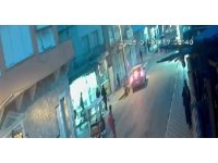 Sık sık kazaların yaşandığı dar sokakta, arka arkaya 3 kaza meydana geldi