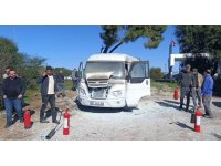 Manavgat’ta otel servis minibüsü yandı