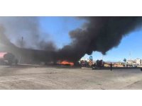 Yaş sebze ve meyve deposunda plastik kasalar alev alev yandı