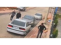 Otomobille gelip elektrikli bisiklet çaldılar: O anlar kamerada