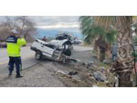 Ağaca çarpan Tofaş’ın ikiye bölündüğü feci kaza kameraya yansıdı