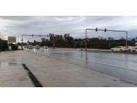 Kırmızı ışıkta zincirleme kaza güvenlik kamerasında