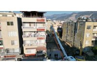 Temel kazısı esnasında 5 katlı binanın temeli zarar gördü